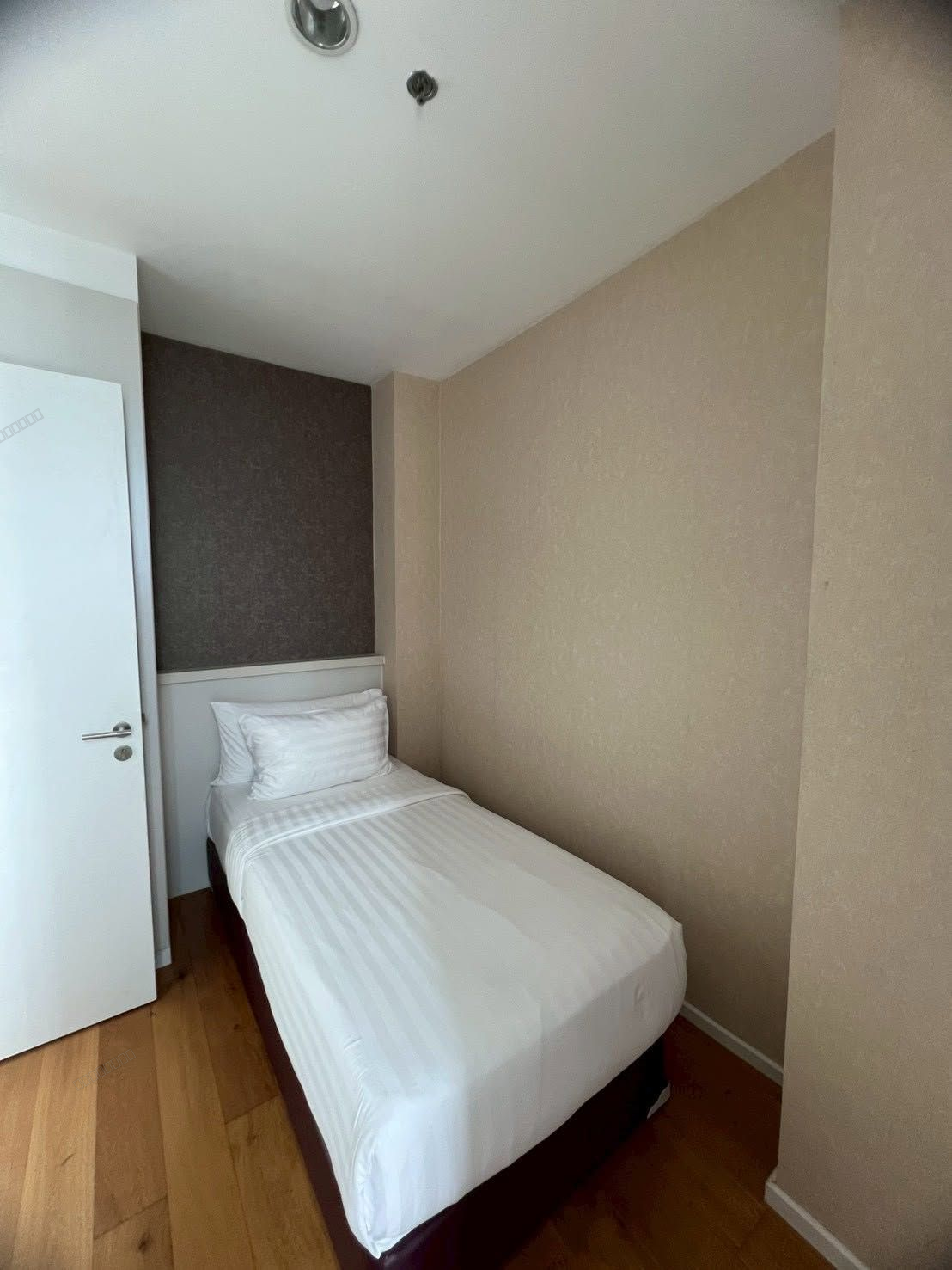 Up Ekamai | 2 Bedrooms | High Floor | Fully Furnished | Selling at THB 5.7 Million - Thumbnail 10