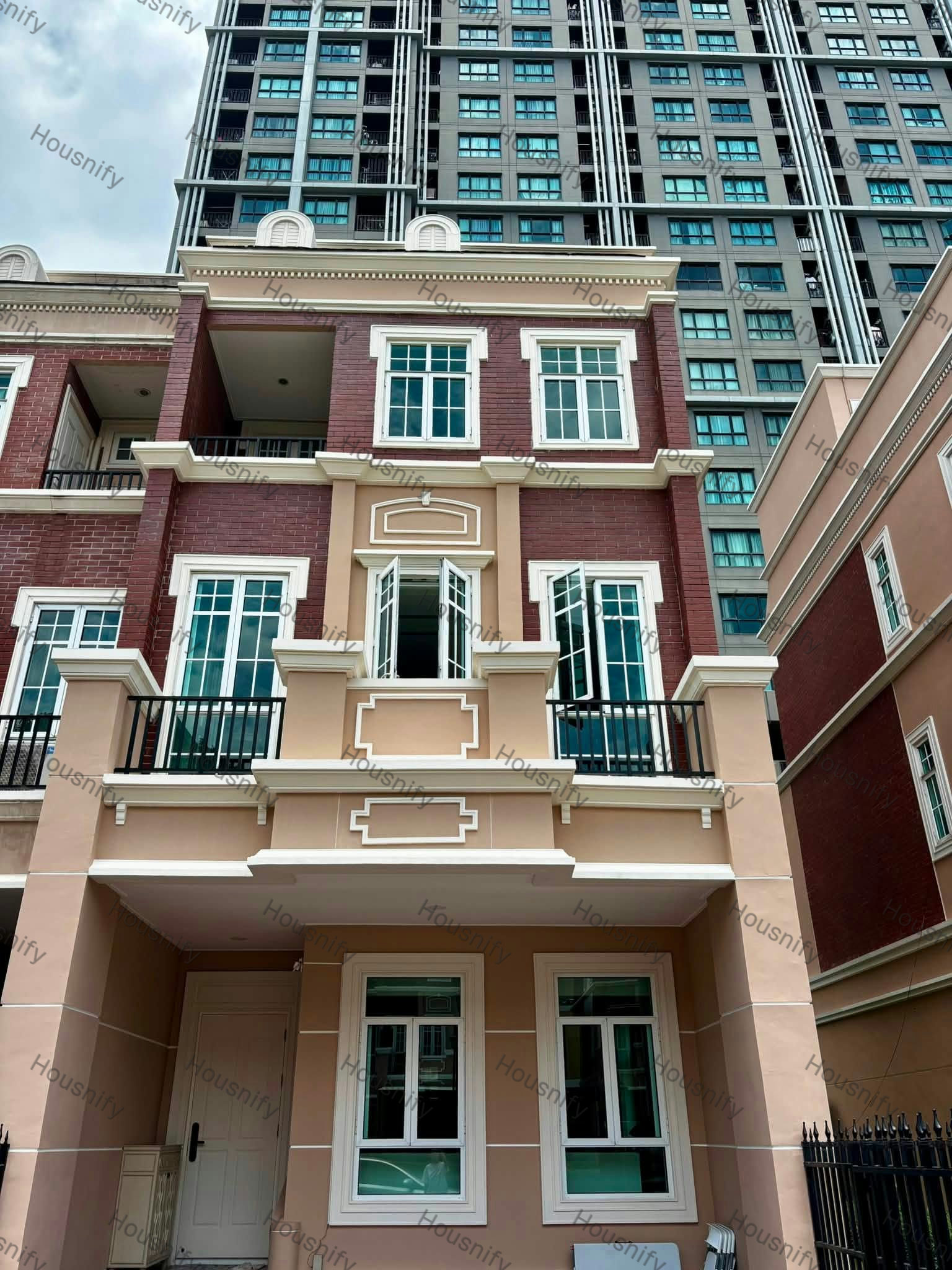 Family Townhouse for Rent | Sukhumvit | 4 Bedrooms | 2-Car Parking | 3 Mins to Expressway | THB 125,000/Month - Thumbnail 5