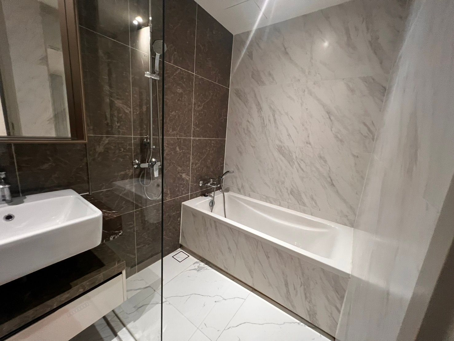 FYNN Asoke | Luxury Low-Rise Condo | Fully Furnished | Near BTS Asok & MRT Sukhumvit | Prime CBD Location | Ready to Move In | Unit 28/164 - Thumbnail 4
