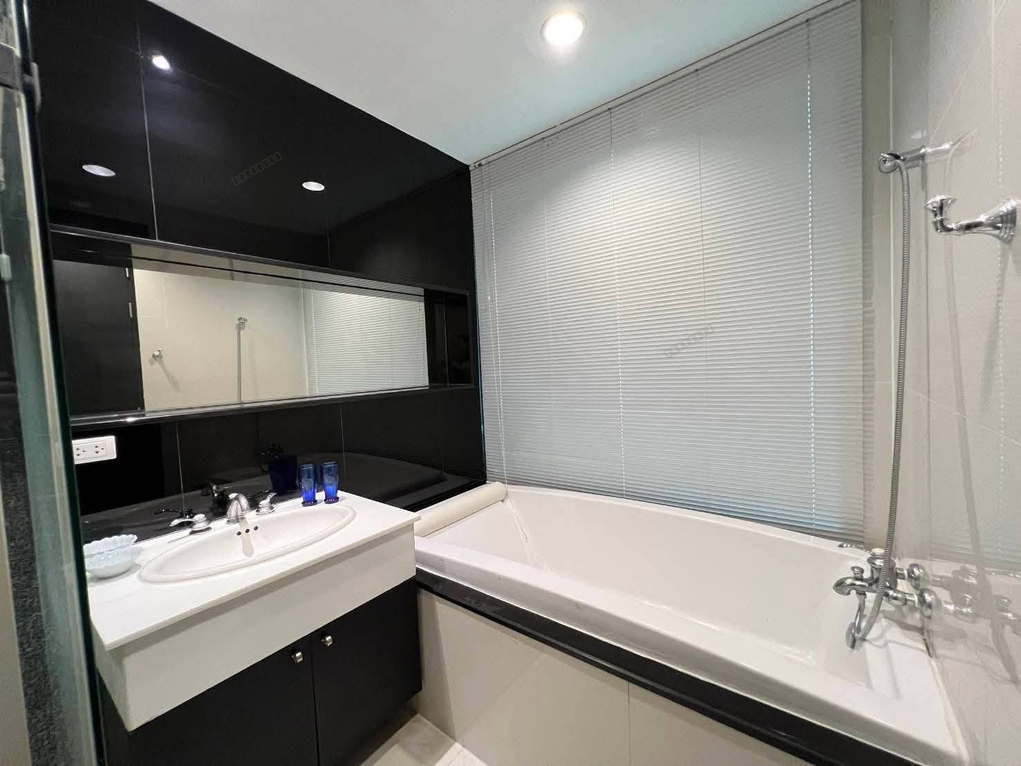 Condo 1bed 1bath - Thumbnail 3