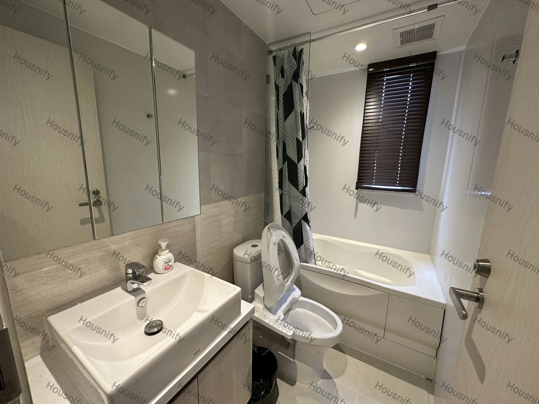 Runesu Thonglor 5 | Spacious 1BR | 37.5 SQ.M | Prime Thonglor Location | 32,000 THB/Month