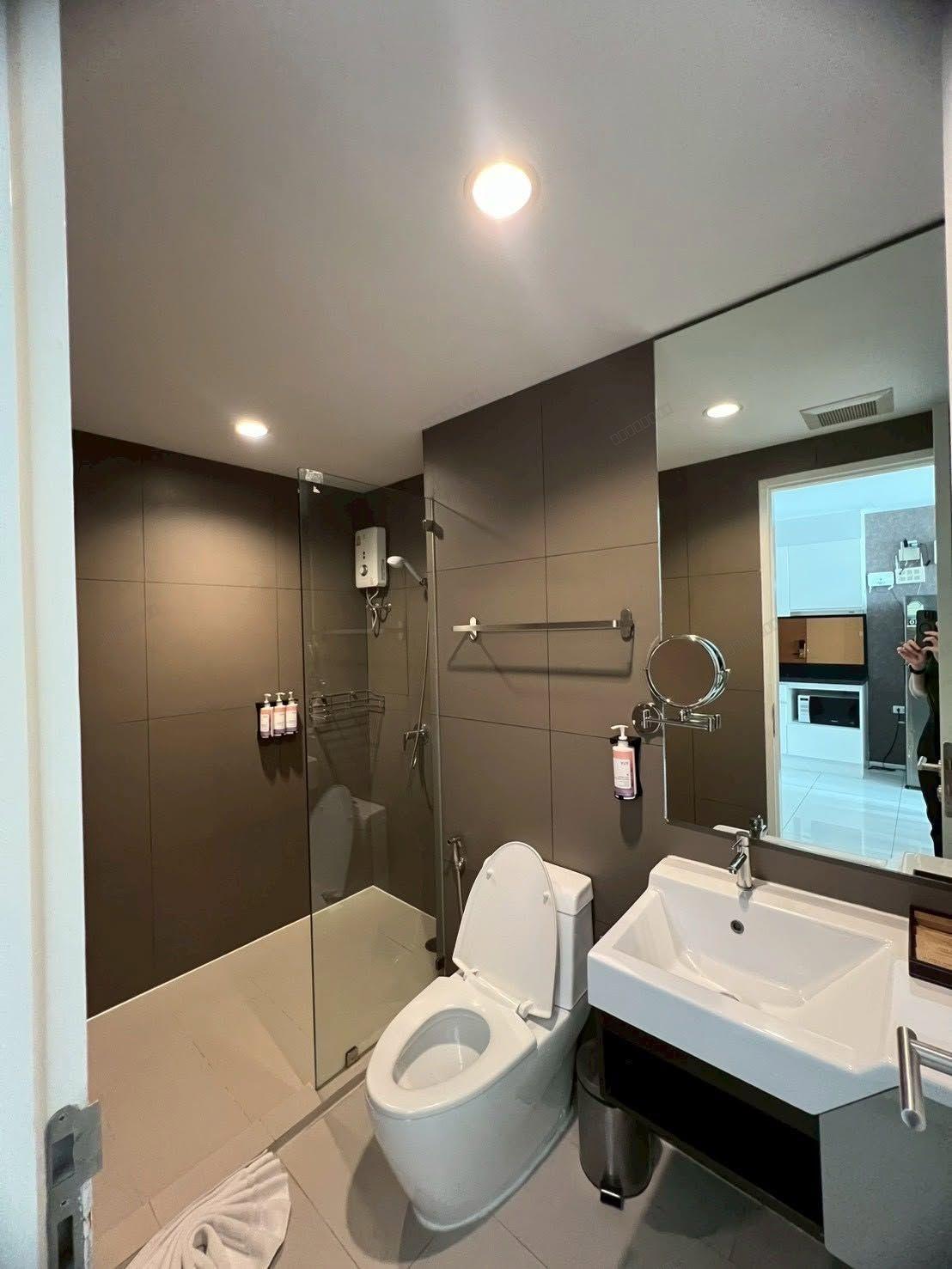 Up Ekamai | 2 Bedrooms | High Floor | Fully Furnished | Selling at THB 5.7 Million - Image 1